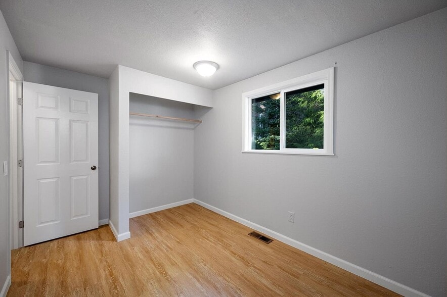 Building Photo - 136 Windward Dr
