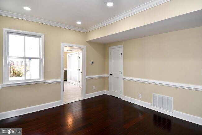 Building Photo - 216 S Henry St