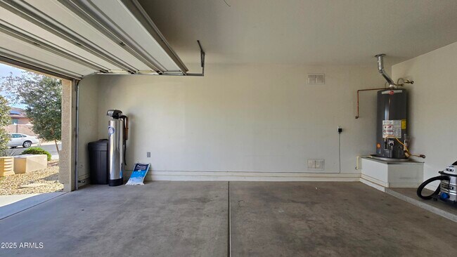 Building Photo - 1006 S 202nd Ln