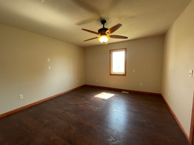 Building Photo - 3 Bedroom 2 Bathroom Fenced in Back Yard