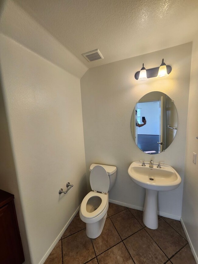 Building Photo - Chino 4 bedroom Beauty
