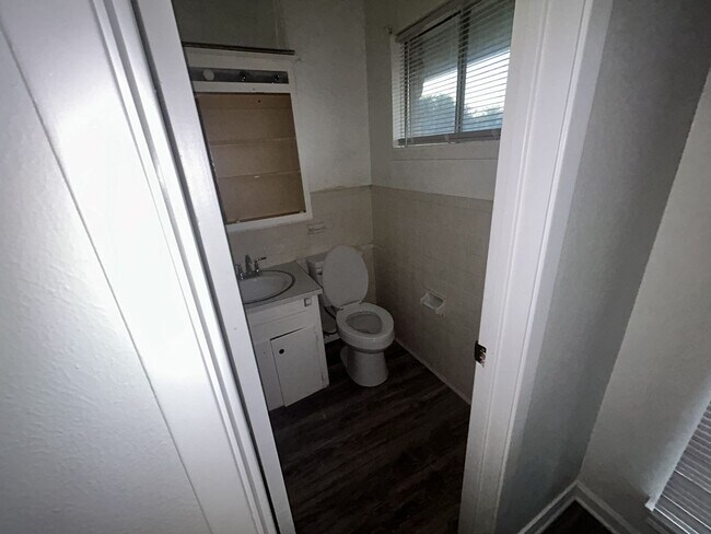 Building Photo - 1312 Leader