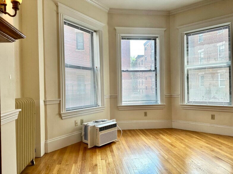 Building Photo - 871 Beacon St