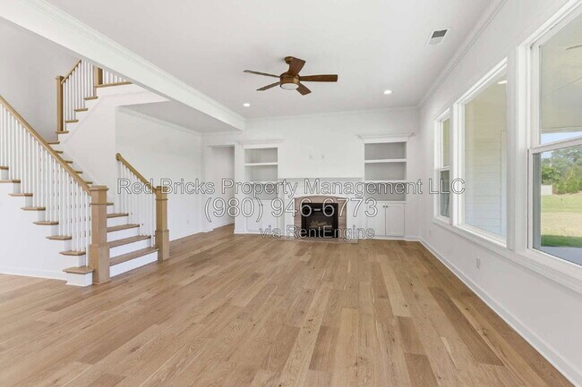 Building Photo - 4016 Dahlia Dr