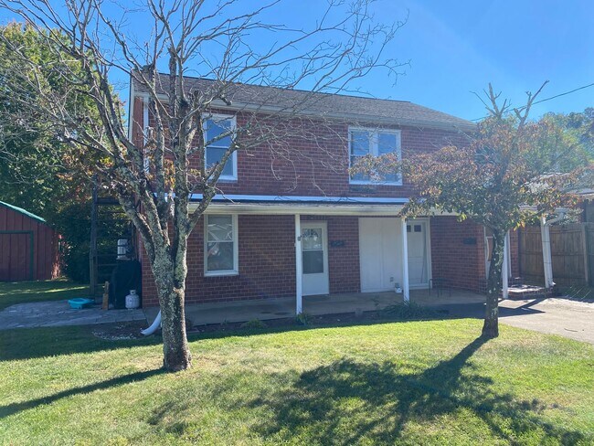 Primary Photo - 614 W H St