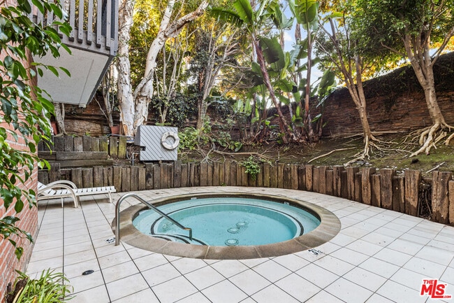 Building Photo - 450 San Vicente Blvd