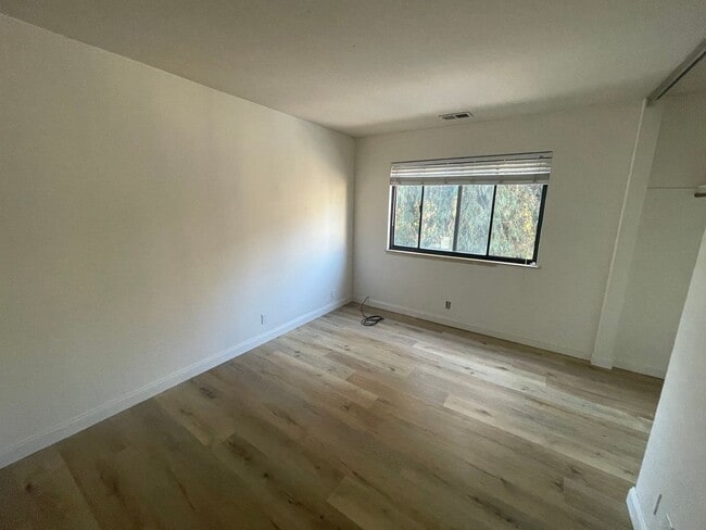 Building Photo - Beautifully Updated 3-Bedroom Condo in Pri...
