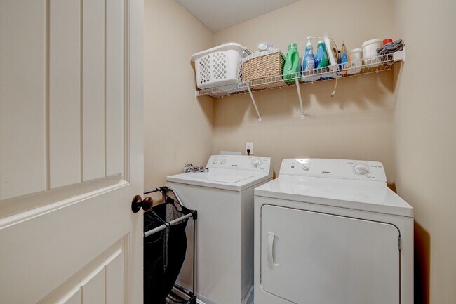 Building Photo - Hendersonville Townhome with Garage, Fireplace & Walk-In Closet