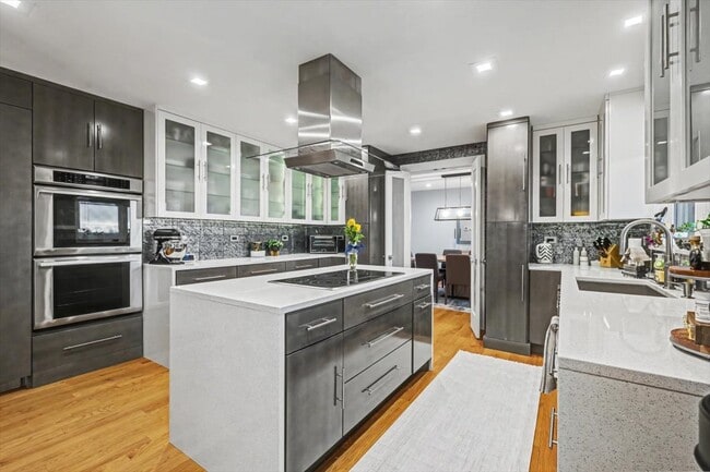 Building Photo - 2076 Valley Lo Ln