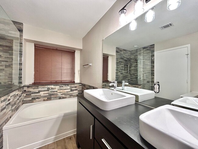 Building Photo - 3/BR 2/BA Home with Natural Light, Big Bac...