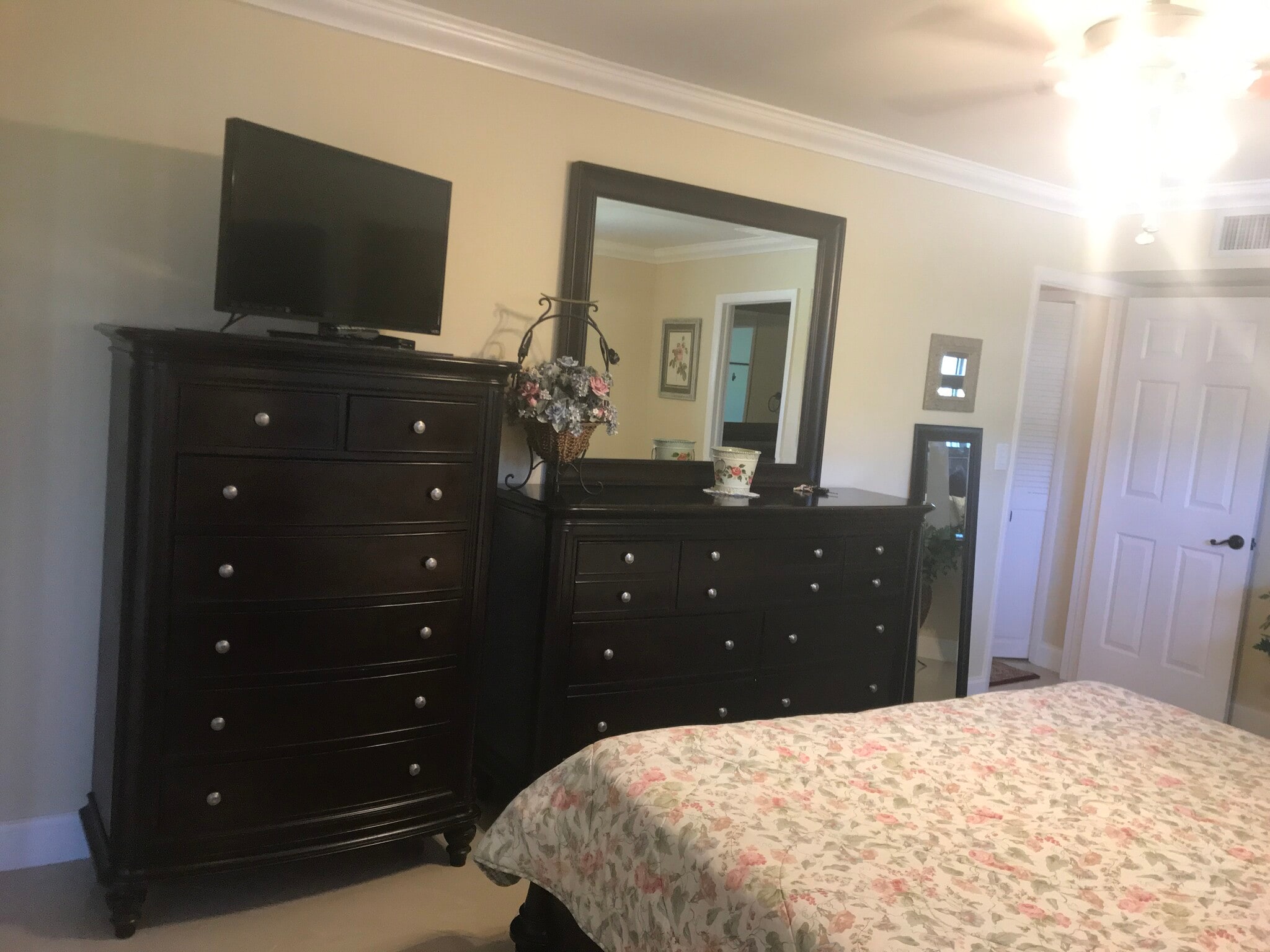Master bedroom with king set - 225 Deer Creek Blvd