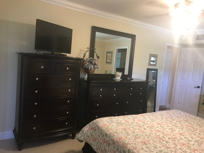 Master bedroom with king set - 225 Deer Creek Blvd