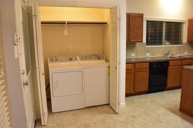 Building Photo - 6202 Provident Green Dr