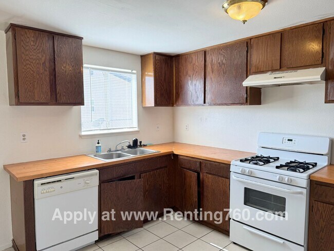 Building Photo - Spacious 2 Bed 1 Bath Home With Indoor Lau...