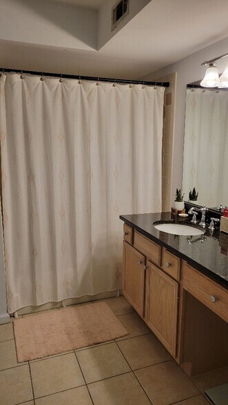 Building Photo - 700 Daniel Ellis Dr