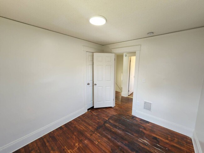 Building Photo - Charming 3-Bedroom Property in Prime Location