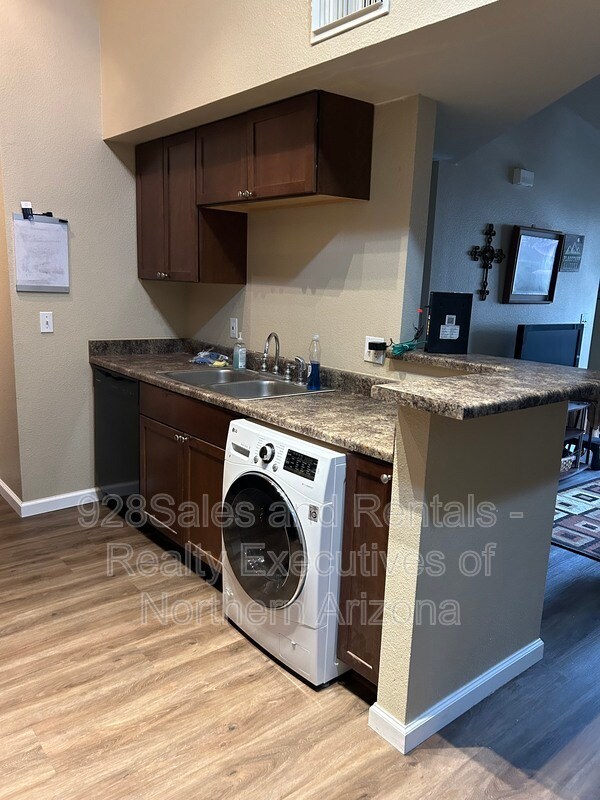 Building Photo - 1385 W University Ave