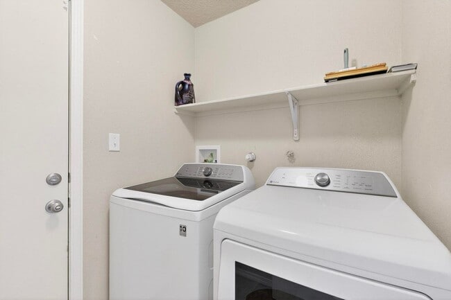 Building Photo - Montano Unser NW 3/4 bedroom 2/bath 2/Car garage