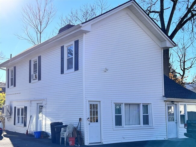 Building Photo - 41 Willow Ave
