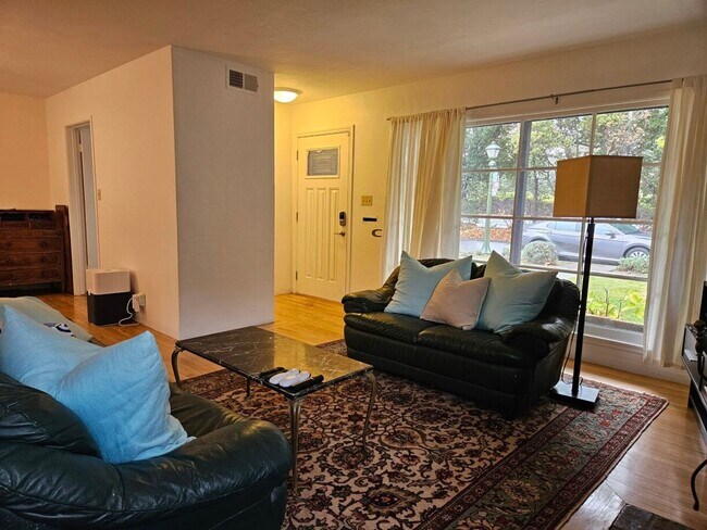 Building Photo - Charming 3 Bedroom Home in Southgate Neigh...