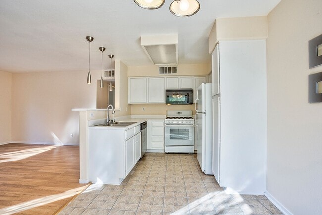 Building Photo - 2 Bed, 2 Bath Beautiful condo available now!