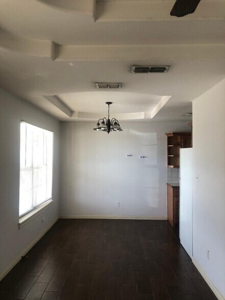 Building Photo - 704 Thompson Rd