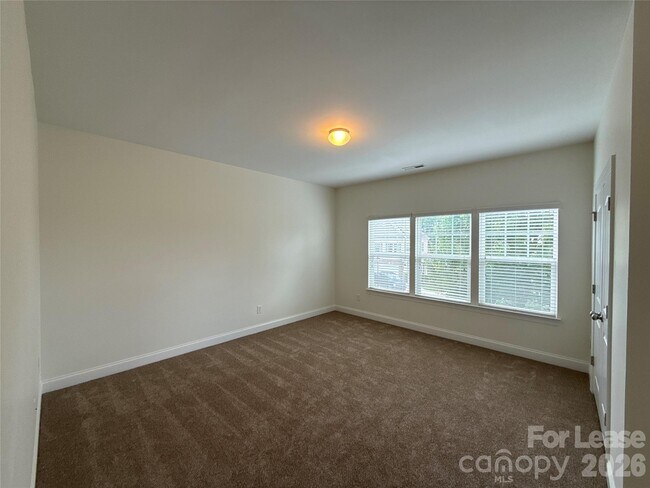 Building Photo - 1019 Dunhill Ln