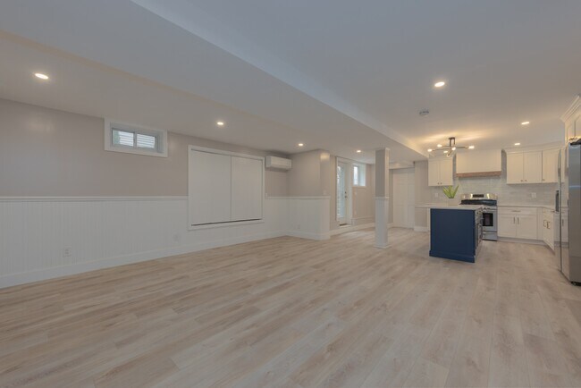 Building Photo - 11 Oak Ave