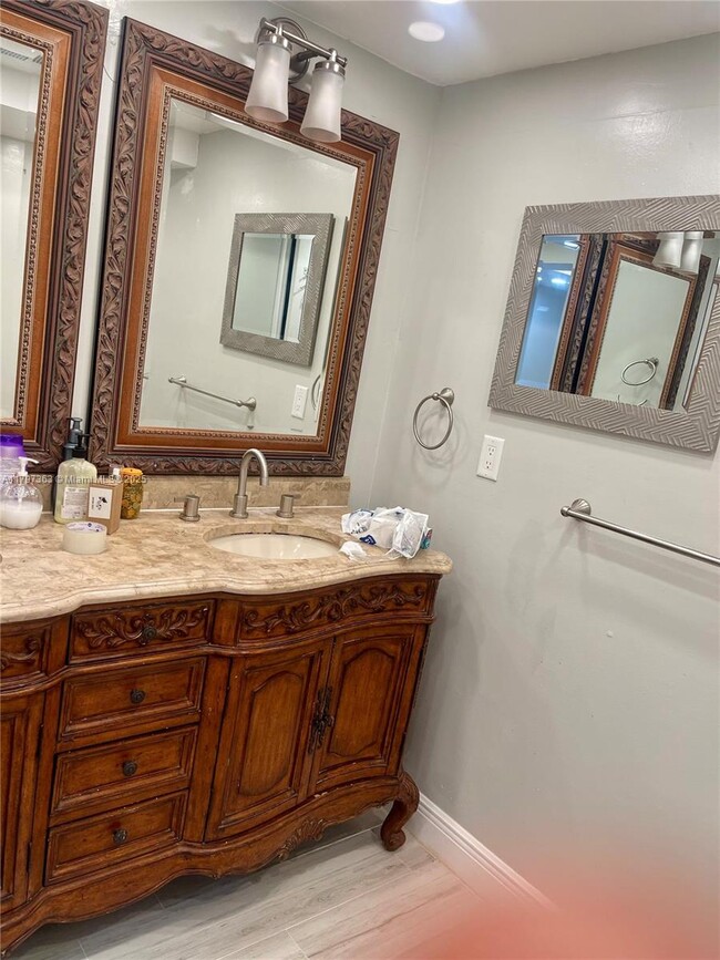 Building Photo - 6695 Racquet Club Dr
