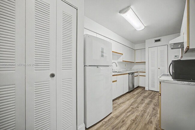 Building Photo - 15575 N Miami Lakeway