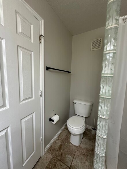 Building Photo - 687 W Jefferson Cv