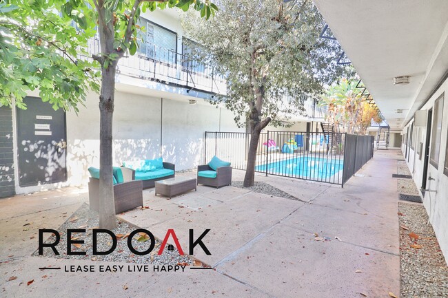 Building Photo - Charming One Bedroom Walk Up with Contempo...