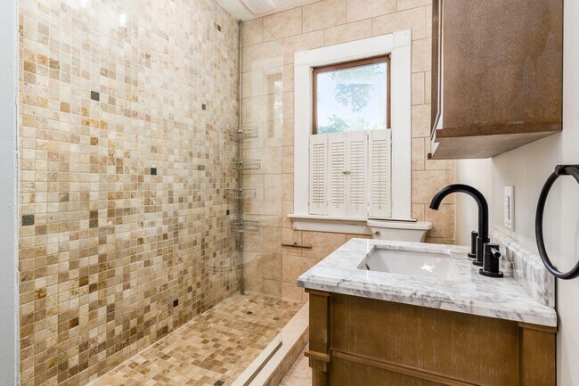 Building Photo - 104 Thurman Ave