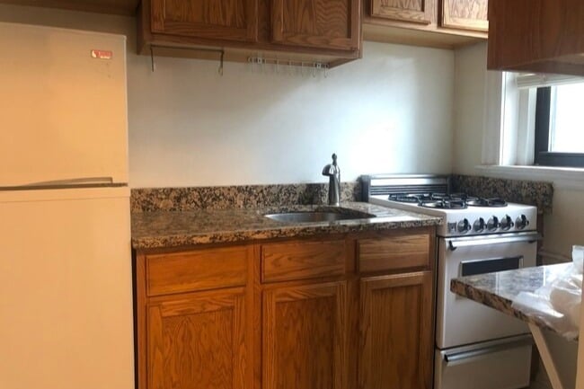 Building Photo - 347 Pleasant St