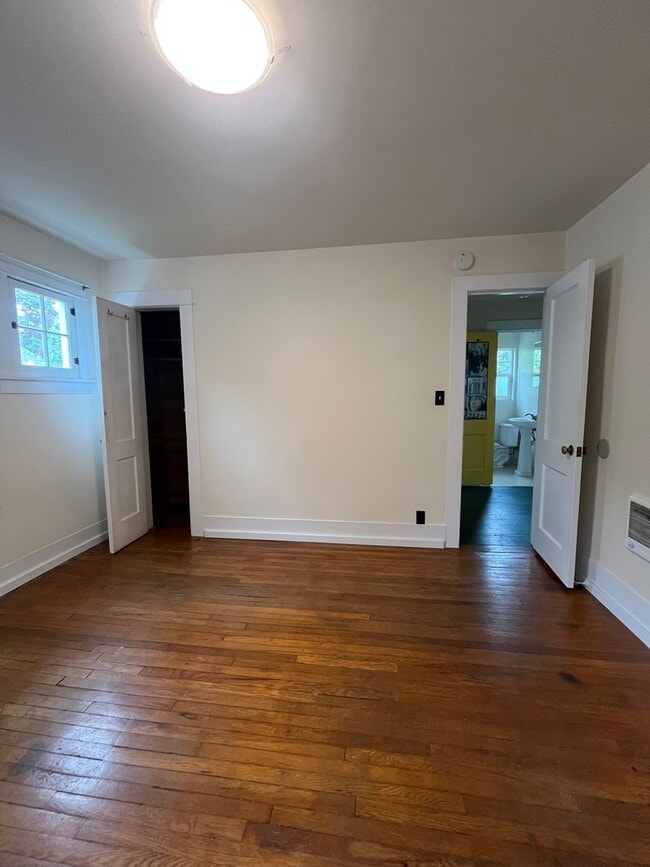 Building Photo - 2-Bedroom 1-bathroom house