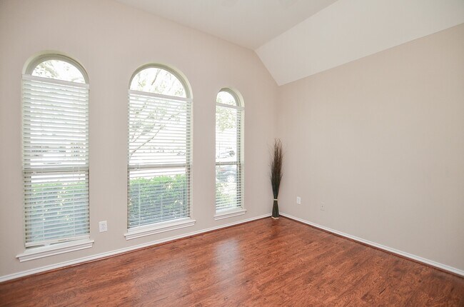 Building Photo - 2811 Willow Fork Dr