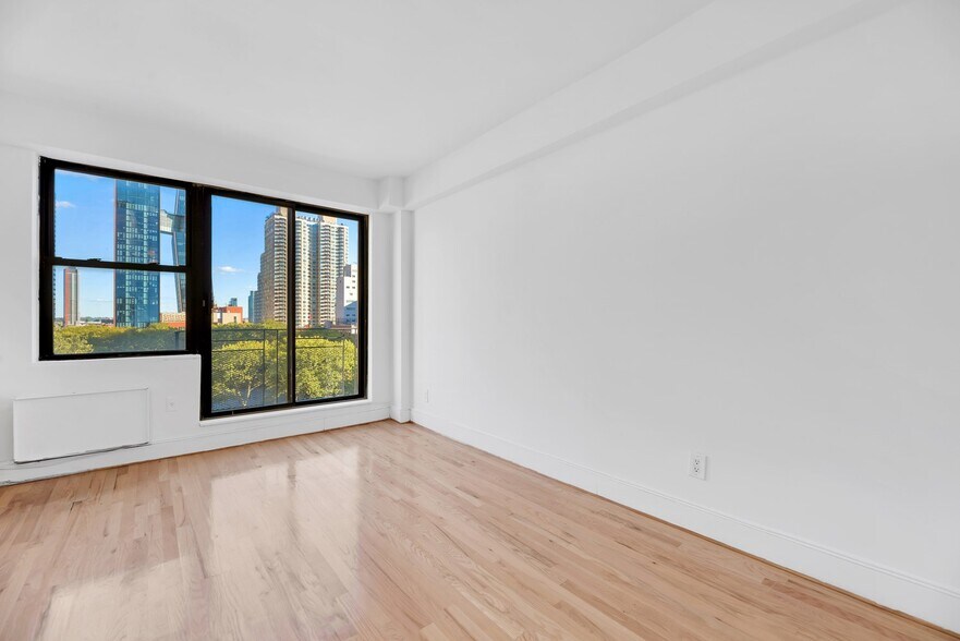 Building Photo - 659 2nd Ave