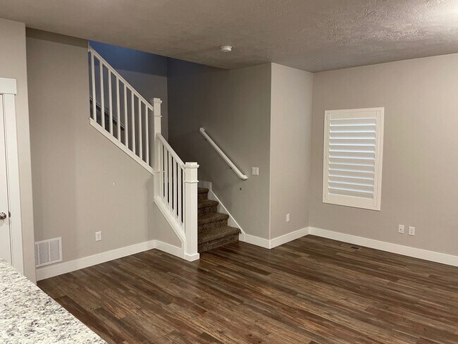 Building Photo - 3807 E Cunninghill Dr