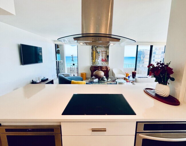 Building Photo - 5510 N Ocean Dr