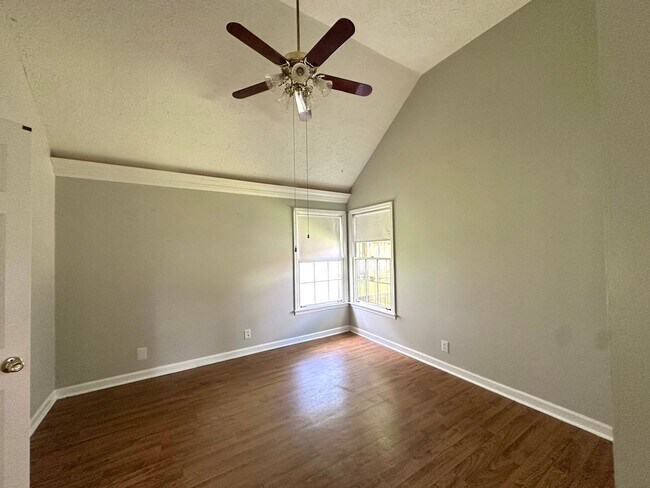 Building Photo - Renovated 3 Bedroom 2 Bath in Hendersonvil...
