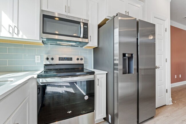 Building Photo - Available NOW! 2BR/2.5BA Townhouse in Mebane