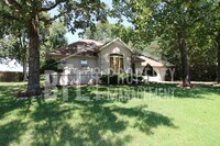 Building Photo - Beautiful 3 Bedroom 2 Bathroom Home!