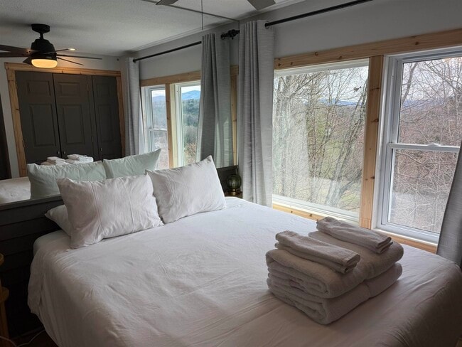 Building Photo - 220 Mountainside Dr