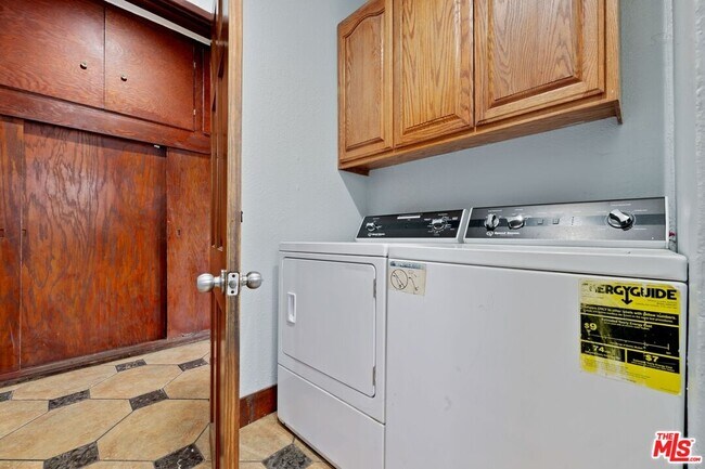 Building Photo - 1750 W 49th St
