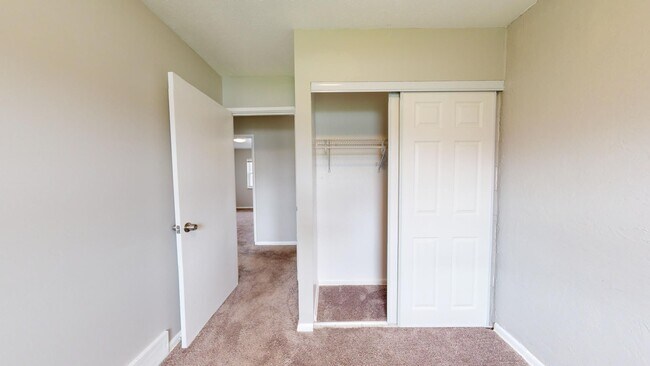 Building Photo - 3 Bedroom/1 bathroom renovated townhouse.