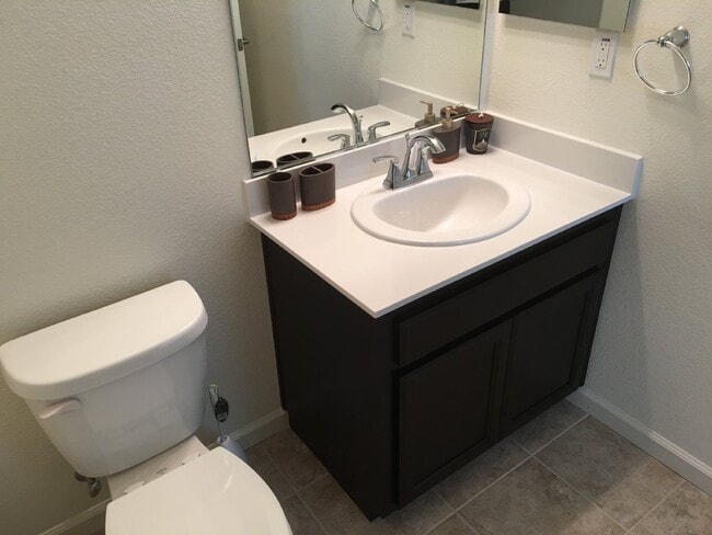 Building Photo - Gorgeous 4 Bed/4 Bath End Unit Condo with ...