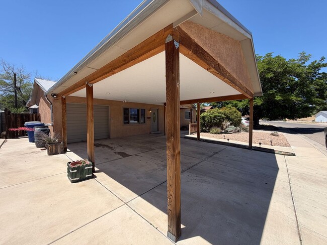 Building Photo - 2,800Sq Foot, 5 Bedroom Single Story Home Available Near Eubank Blvd NE & Copper Ave NE!