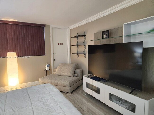 Building Photo - 16251 Golf Club Rd