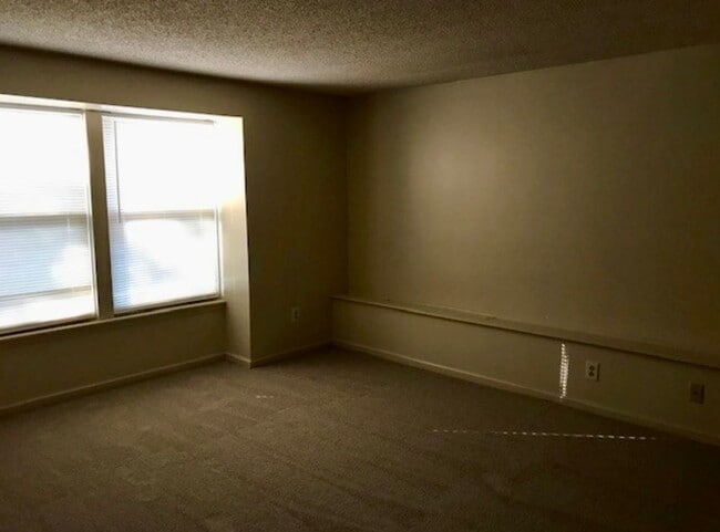 Building Photo - Available Now! Spacious 2 Bedroom Apartment!!