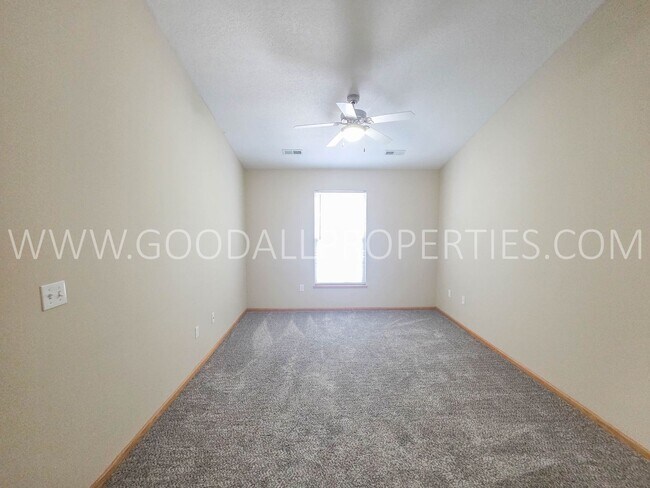 Building Photo - Summer Special! 2-Bedroom, 2.5-Bath Townhome in Urbandale with 2-Car Attached Garage